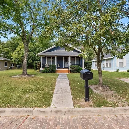 Charming Lakeland Bungalow Close To Downtown-2