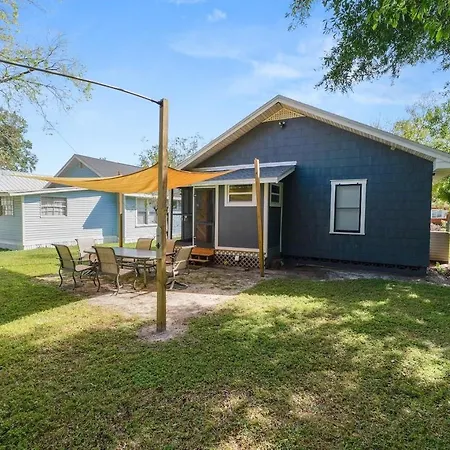 Charming Lakeland Bungalow Close To Downtown-3