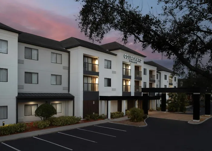 Hotel with pool: Courtyard By Marriott Lakeland