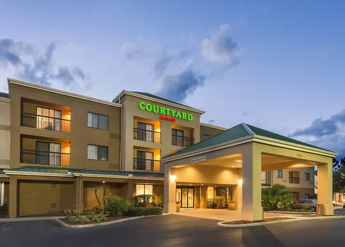 Hotel with pool: Courtyard By Marriott Lakeland